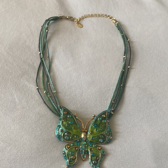 Vintage Butterfly Necklace - Picture 4 of 4